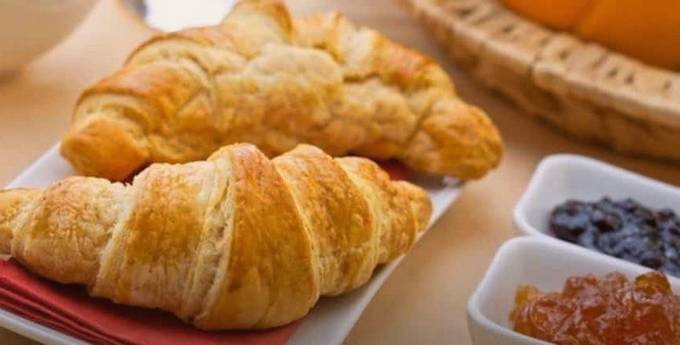 Puff pastry croissants with banana