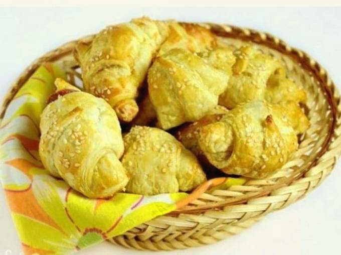 Puff pastry croissants with cheese and ham