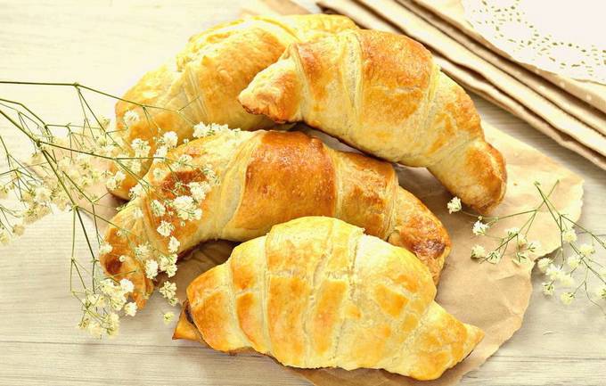 Frozen puff pastry croissants