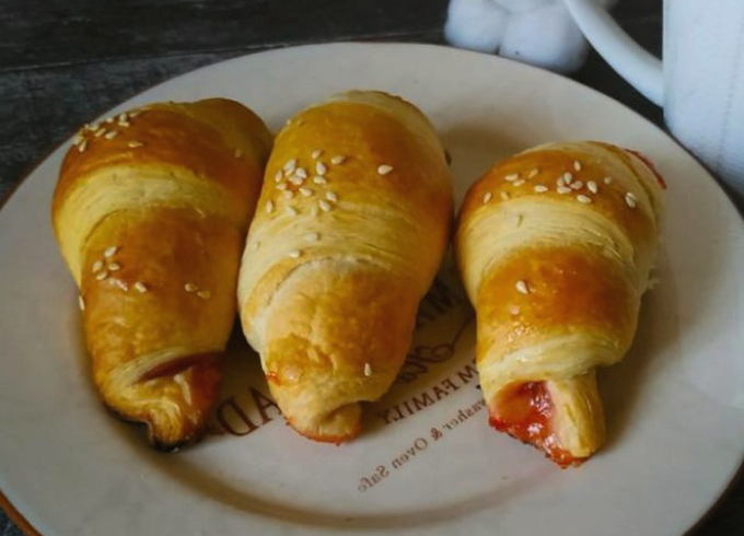 Puff pastry croissants with jam