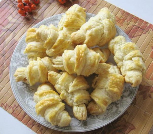 Puff pastry croissants with apples