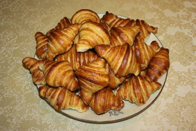 Puff pastry croissants without filling