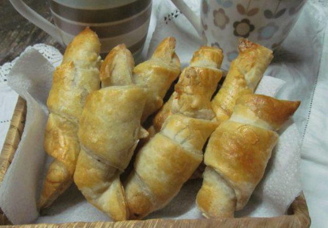 Puff pastry croissants with chocolate