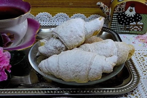 Puff pastry croissants with chocolate