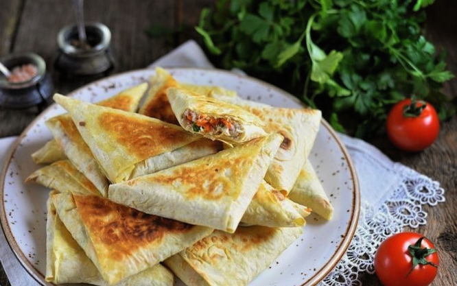 Lavash samsa with chicken in a pan