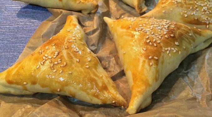 Puff pastry samsa with chicken and mushrooms