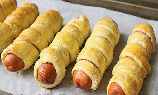 How to wrap sausages in yeast-free puff pastry