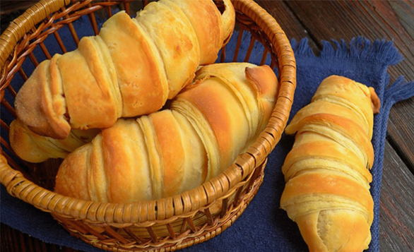 How to wrap sausages in yeast puff pastry