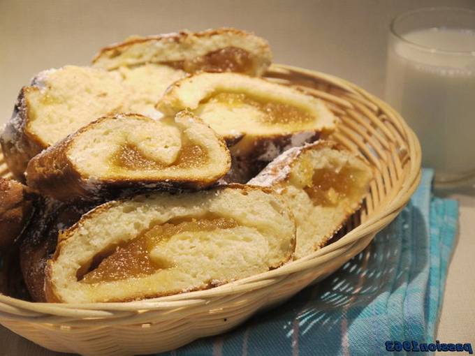 Butter bagels with yeast jam