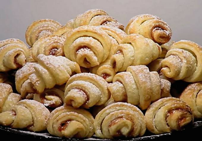 Cottage cheese rolls with jam