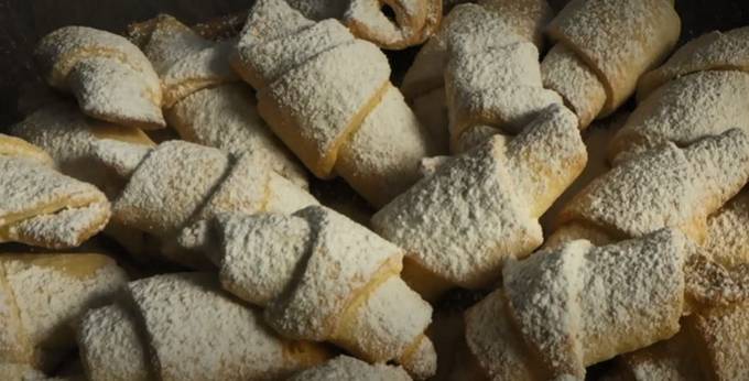 Shortcrust pastry rolls on margarine with jam