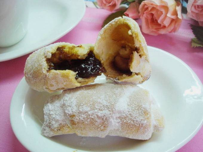 Bagels with shortcrust pastry jam on sour cream