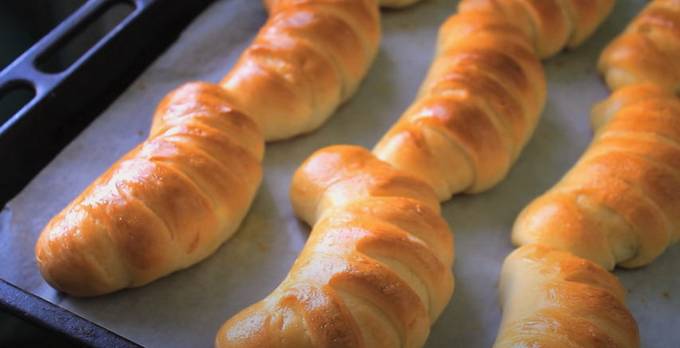 Bagels with yeast dough jam on kefir in the oven