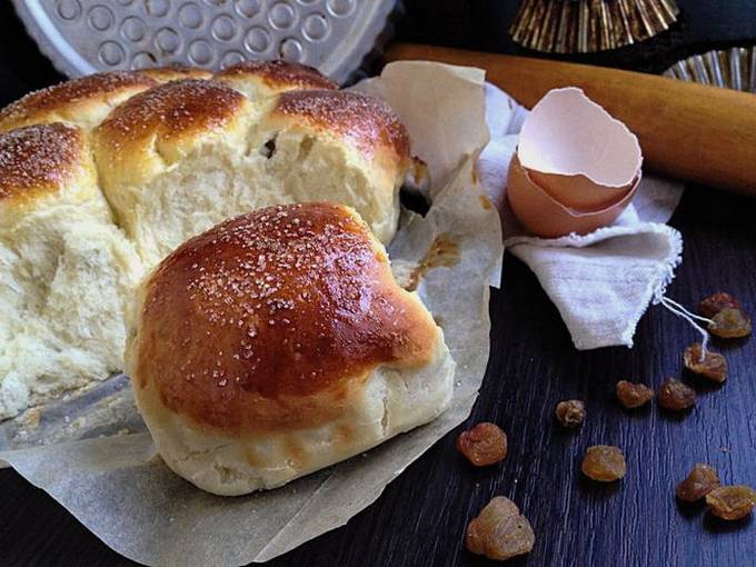 Buns with raisins from yeast dough