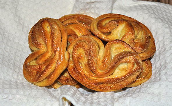 Sugar buns from puff yeast dough in the oven