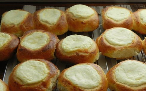 Buns with cottage cheese from yeast dough in the oven