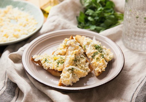 Croutons with egg, garlic and mayonnaise