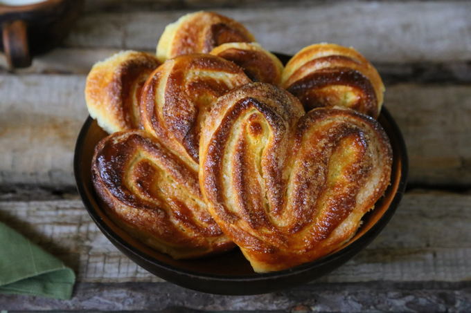 Moscow buns with sugar in the oven