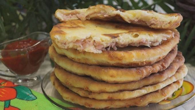 Cheese cakes on kefir with ham in a pan