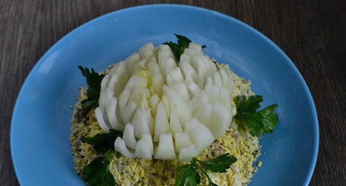 Chrysanthemum salad with canned food