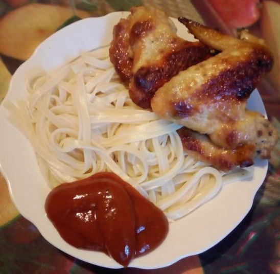 Ailes de poulet sauce moutarde au miel dans une poêle