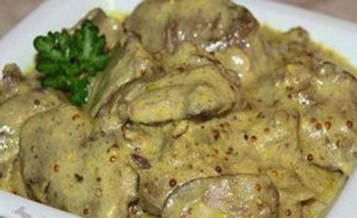 Chicken liver stewed in sour cream with onions