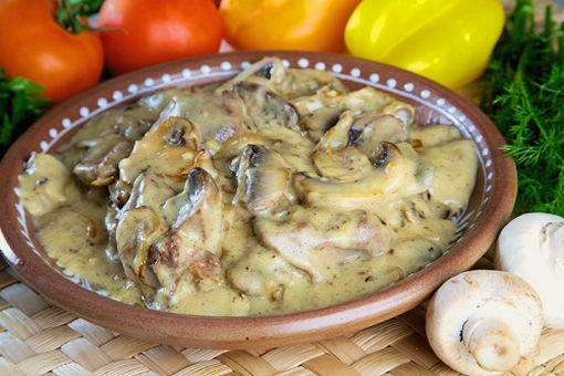 Chicken liver in sour cream with mushrooms