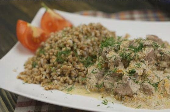 Chicken liver in sour cream in a slow cooker