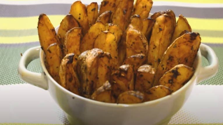 Potato wedges in the oven with garlic and sour cream