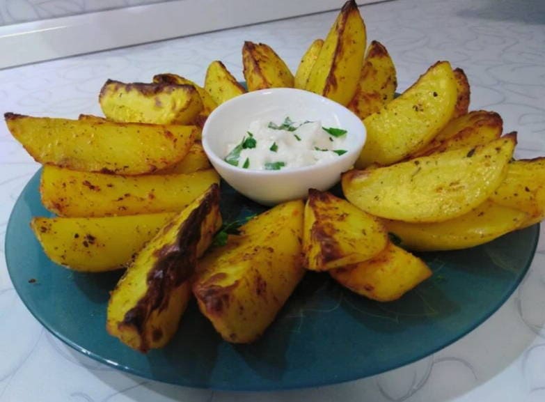 Quartiers de pommes de terre en croûte d'ail au four