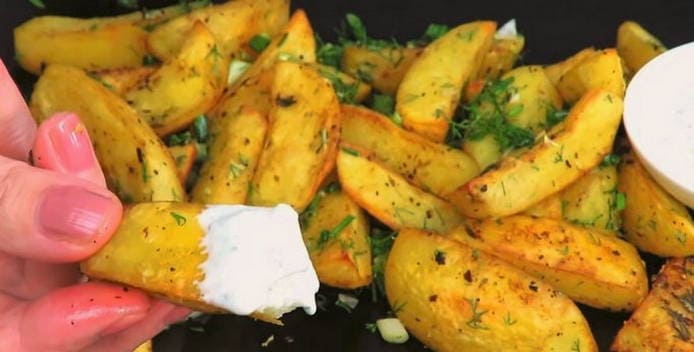 Potato wedges with a crust in the oven