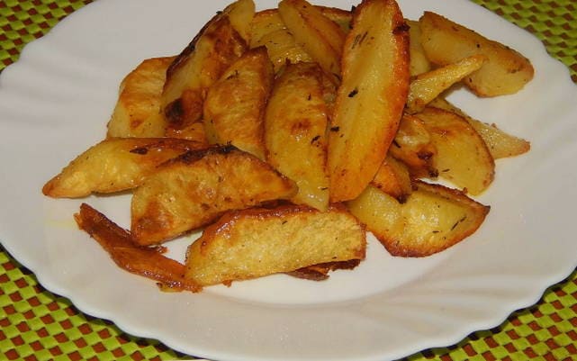 Potato wedges with spices in the oven