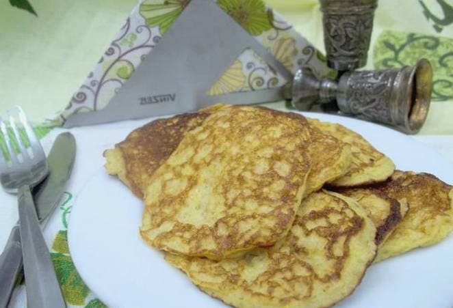 Diet oat pancakes with kefir