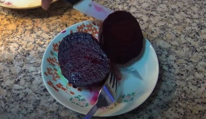 Whole beets with vinegar, baked in foil in the oven