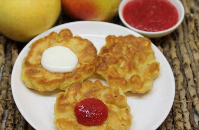 Kefir pancakes with apples and cinnamon