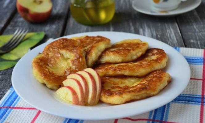 Sour cream pancakes with apples