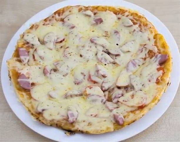 Lazy pizza in 10 minutes at home in a frying pan
