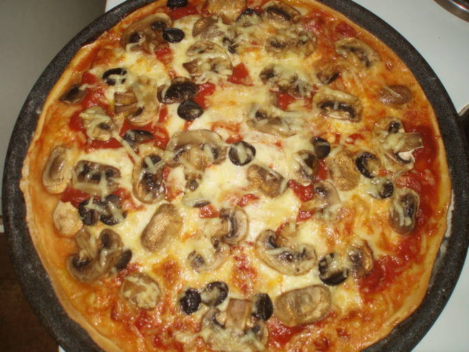 Pizza with cheese, sausage and mushrooms in a pan in 10 minutes