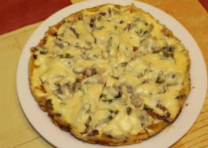 Pizza with mayonnaise and sour cream in 10 minutes in a pan