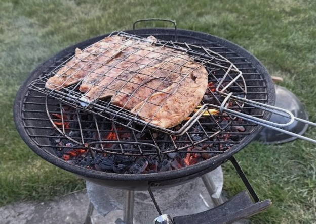 Char on the grill on a wire rack