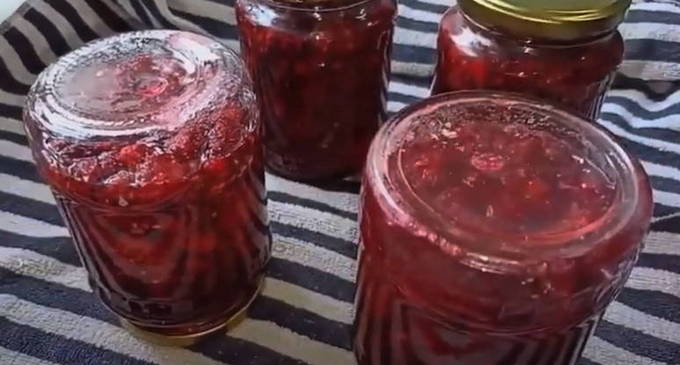 Raspberries in their own juice without cooking for the winter