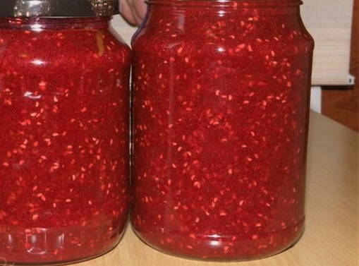Mashed raspberries with sugar without cooking for the winter