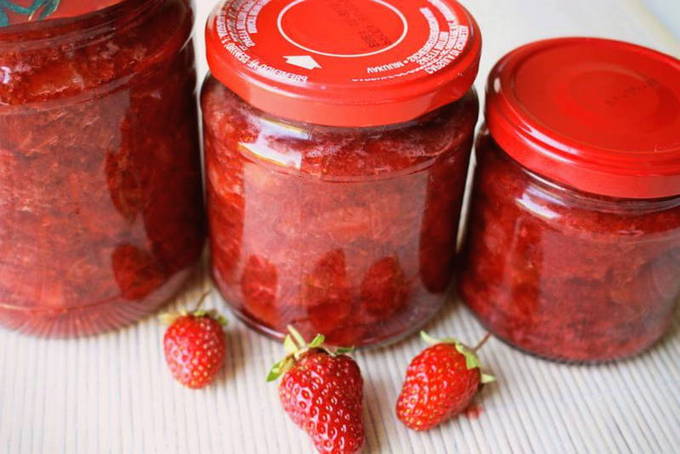 Strawberry jam without cooking through a meat grinder