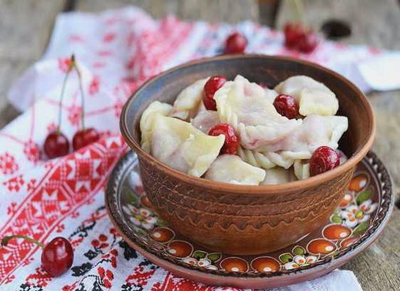 Lean dumplings with cherries