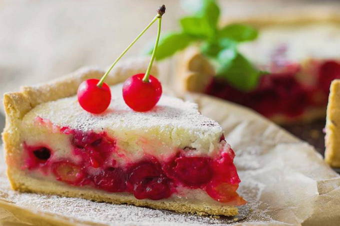 Sand cake with cherries and sour cream