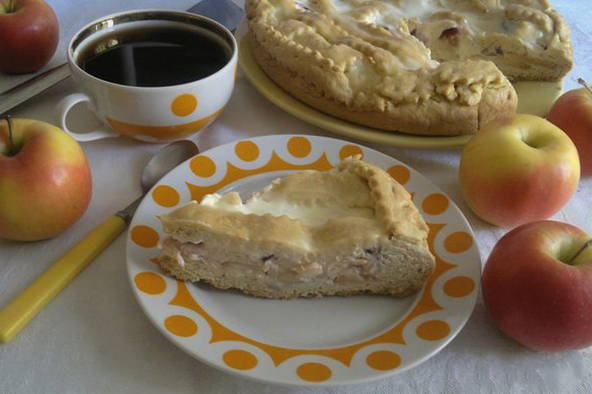 Sand pie with apples and plums