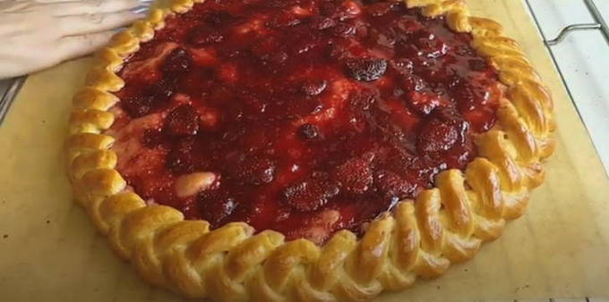 Open yeast dough pie with strawberries