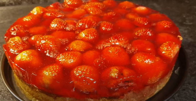 Curd cake with strawberries and jelly