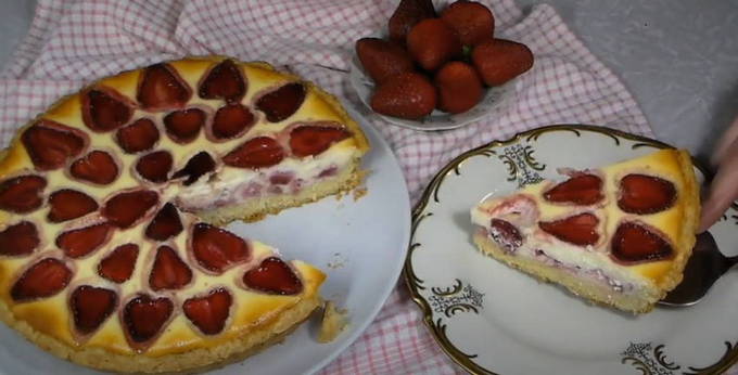 Sandwich jellied pie with strawberries
