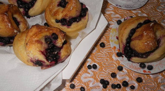 Yeast dough blueberry buns